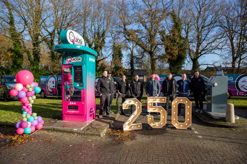 Het Quiosk-team bij de 250e automaat, met ballonnen in turquoise en roze